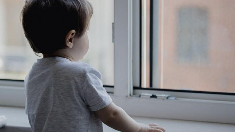 En Brovary, un niño de 4 años se cayó por una ventana del séptimo piso