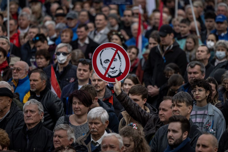 Por ahora, la mayoría de los rusos creen en Putin, pero las nuevas derrotas y la movilización lo cambiarán todo, – Eidman