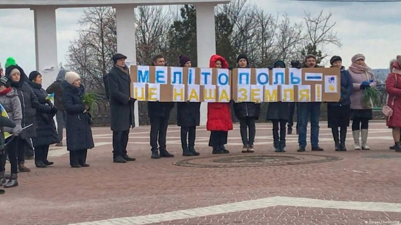 Los rusos cuelgan la bandera ucraniana en el equipo y capturan gente feliz, – Fedorov