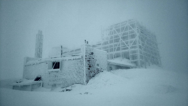 La nieve cubre las tierras altas de los Cárpatos: se pide a los turistas que no vayan a las montañas