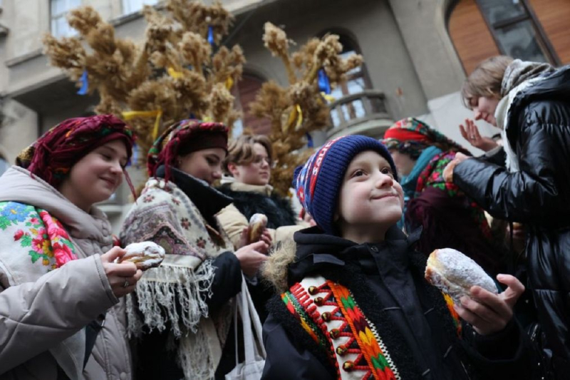 Se instaló un didukh navideño tradicional en Lviv: este año tiene una altura de 4 metros