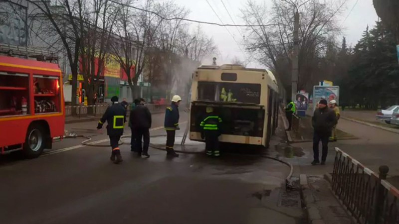 Un autobús con pasajeros se incendió mientras conducía en Krivoy Rog