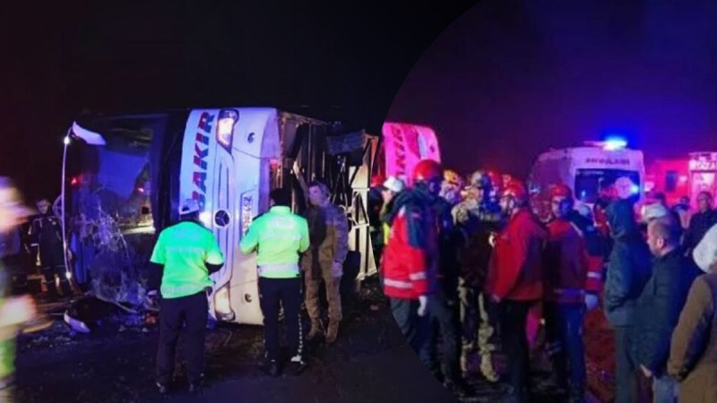 Autobús de pasajeros volcado en Turquía: hay muertos y muchos heridos