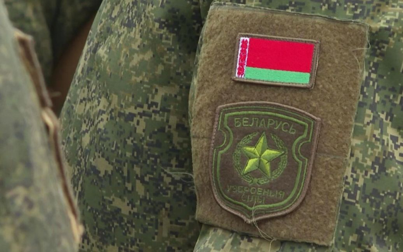 Los bielorrusos son llamados a las oficinas de registro y alistamiento militar a través de una línea móvil en la estación (video)