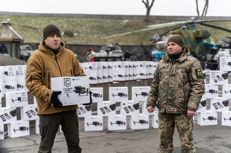 Al frente: Metinvest entregó 100 drones a las Fuerzas Terrestres