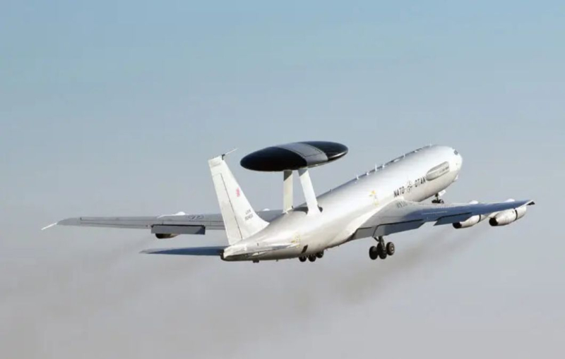 Miraré a los rusos: el Boeing E-3 Sentry de la OTAN llegó a Rumania