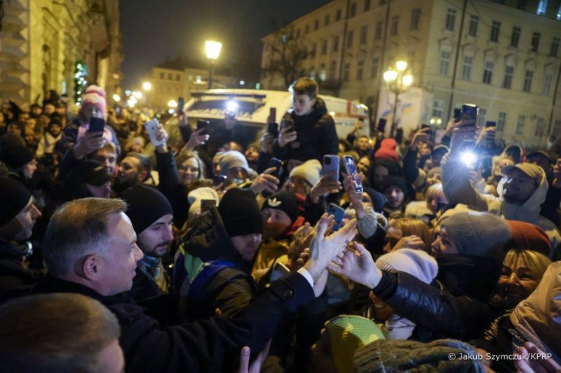 Los residentes de Lviv se reunieron con Duda para agradecer el apoyo de Ucrania: imágenes impresionantes
