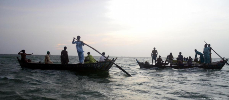 Un barco volcó durante una excursión en Pakistán: muchos escolares murieron