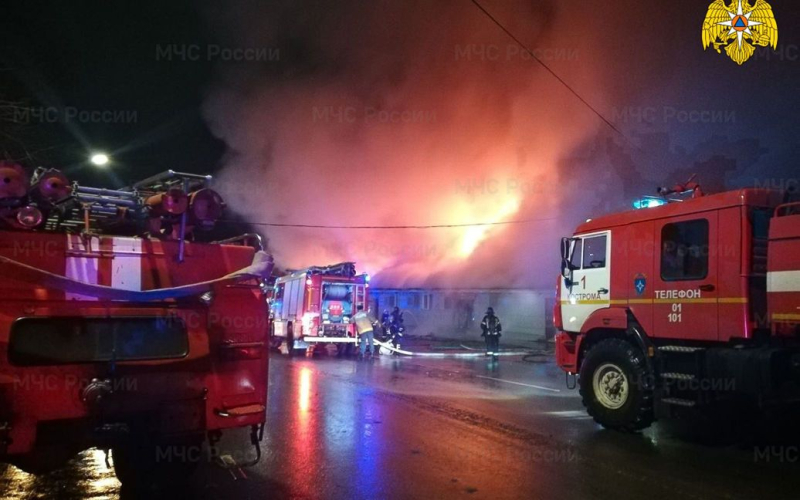 Activado se desató un gran incendio en el norte de Moscú: lo que se sabe (video) strong>Moscú</strong> hubo un gran incendio cerca de la estación de metro Dmitrovskaya. Ya dos mil metros cuadrados están en llamas.</p>
<p>Esto lo informan los canales rusos de Telegram y SMP.</p>
<p>Se observa que el incendio estalló en un almacén, en un servicio de automóviles. El almacén de perfumes también está en llamas. Además, un albergue se encuentra cerca en un ala cercana de tres pisos. El fuego también se propagó a él.</p>
<p>Como consecuencia de un fuerte incendio, el techo del edificio se derrumbó. Ahora, más de 230 personas han sido evacuadas de las instalaciones del almacén. Hasta el momento, no se conocen víctimas. Al fuego se le asignó 3 grados de dificultad, existe una amenaza de detonación de los cilindros.</p>
<p>La aviación participó en la extinción del fuego.</p>
<p>Recordemos que en Moscú, en uno de los edificios del edificio del Ministerio de Asuntos Exteriores de la Federación Rusa <strong>hubo un incendio</strong>. Según información preliminar, la causa del incendio fue un cortocircuito en el tablero eléctrico.</p>
<h4>Temas relacionados:</h4>
<!-- AddThis Advanced Settings above via filter on the_content --><!-- AddThis Advanced Settings below via filter on the_content --><!-- AddThis Advanced Settings generic via filter on the_content --><!-- AddThis Related Posts below via filter on the_content --><div class=