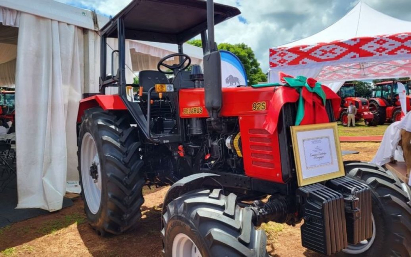 Relaciones diplomáticas establecidas: Lukashenka entregó al presidente de Zimbabue un tractor bielorruso con un lazo (foto)