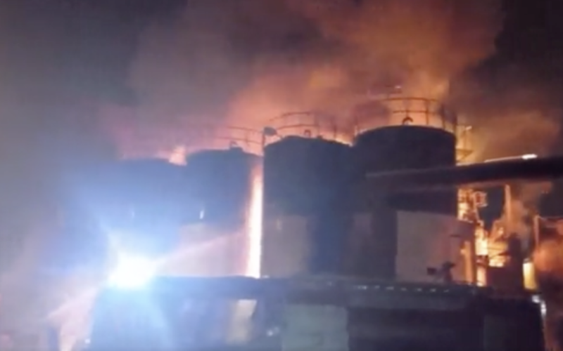 Nueva "bavovna" en Irán: una refinería de petróleo está en llamas