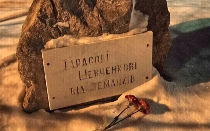 Ataque con misiles en el Dnieper: aparecieron memoriales espontáneos en Rusia (foto)