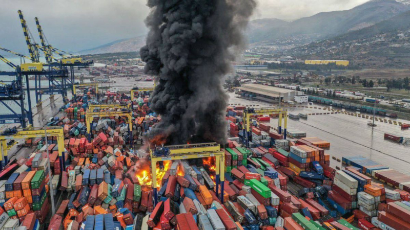 Después del terremoto en el puerto turco de Iskenderun – incendio: cientos de contenedores estaban en llamas 