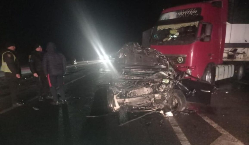 Una terrible tragedia en la región de Lviv: el conductor de un automóvil de pasajeros con un niño fue atropellado por un truck