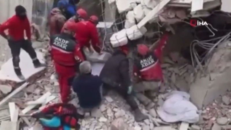 Rescatistas en Turquía son bombardeados con escombros de un edificio mientras limpian ruinas: video espeluznante