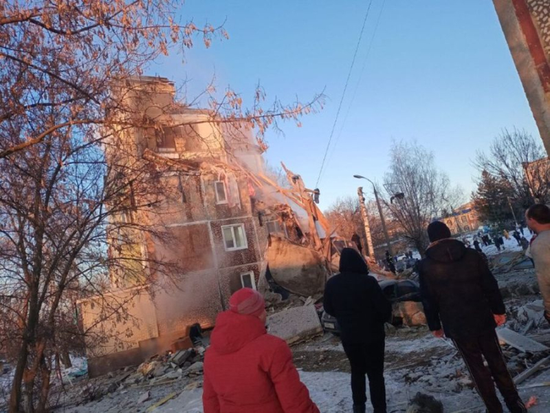 En Rusia, una explosión de gas derribó la entrada de un edificio alto: personas &ndash ; bajo los escombros, hay víctimas