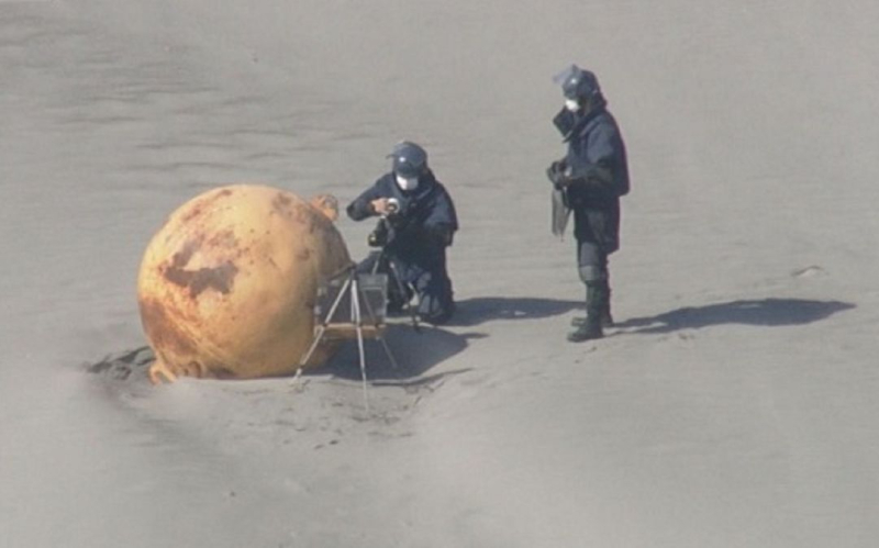 En Japón, un globo desconocido se lavó en la orilla del mar: el lugar fue acordonado por el policía