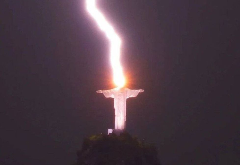 Relámpago impactó en la estatua del Cristo Redentor en Brasil: ¿ha sucedido esto antes?