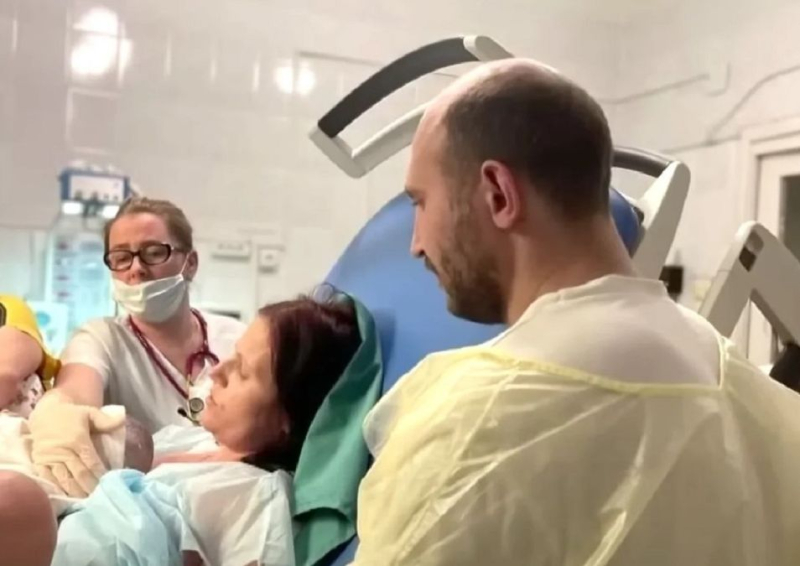 Una coincidencia increíble: una militar fue llevada al hospital con el parto, donde resultó herido 