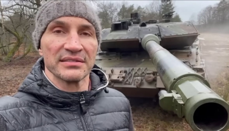 Los hermanos Klitschko mostraron tanques Leopard en Alemania a punto de ser enviados a Ucrania