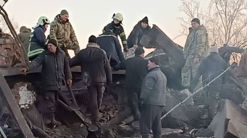 Dos aviones de combate atacaron la región de Chernihiv: personas bajo los escombros de un edificio industrial