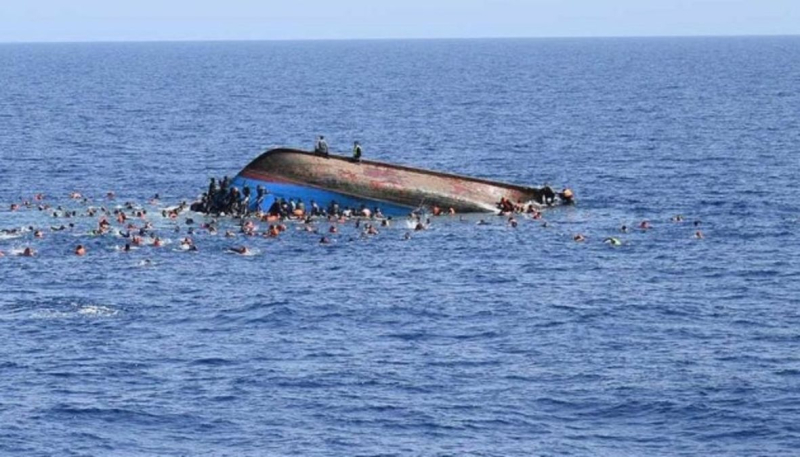 Más de 30 ahogados al estrellarse un barco de migrantes frente a la costa italiana