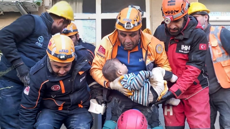 79 horas después: niño de 2 años rescatado con vida de los escombros en Antakya, Turquía