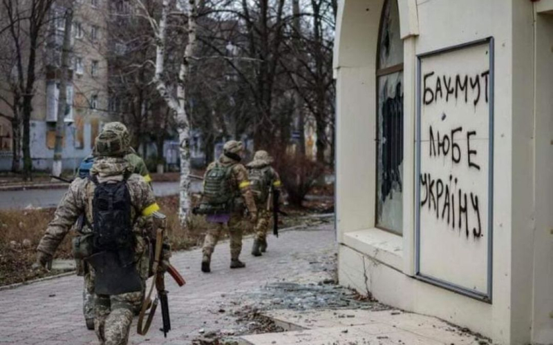 Intentan tomar a Bajmut en "pinzas": el teniente general contó cómo la defensa de Donbass está sucediendo