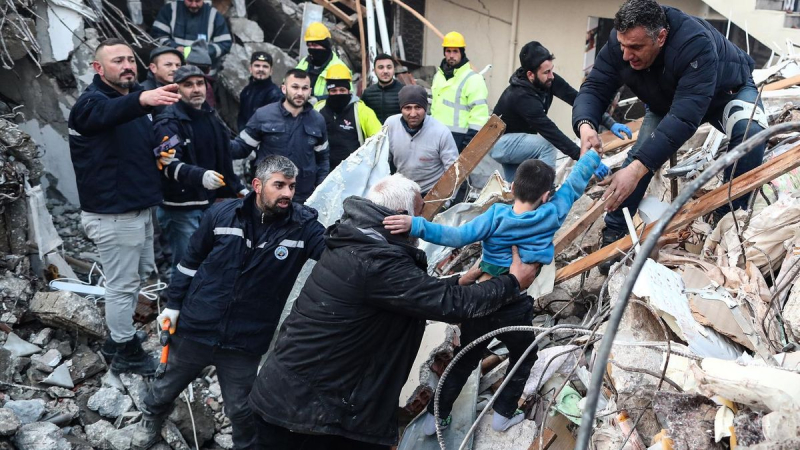 52 horas después del terremoto: niño de 8 años rescatado de los escombros en Turquía