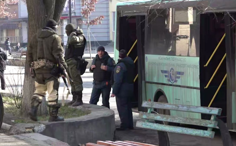 Los invasores ni siquiera les quitaron las inscripciones: los propagandistas expusieron los buses robados en Kherson