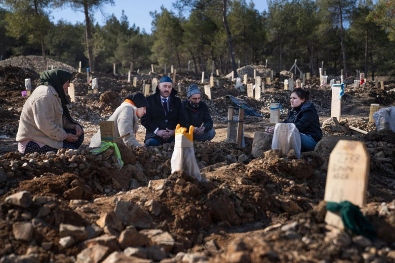 No hay suficientes lugares en cementerios y morgues: cómo se entierra a las víctimas del terremoto en Turquía – fotos espeluznantes 