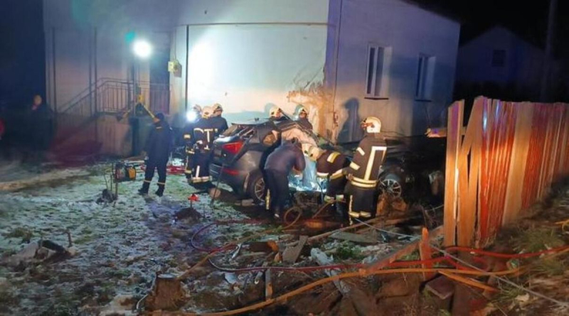 Un automóvil se estrelló contra la pared de una casa en Zhovkva: 4 personas murieron a causa de sus heridas