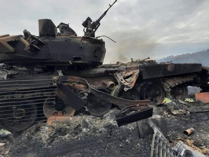 Un tanque vino a rescatar a otro: APU mostró cómo incineran vehículos blindados enemigos desde el aire