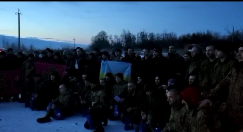 Entre ellos, defensores de Mariupol: Ucrania devolvió a 100 soldados y civiles del cautiverio ruso