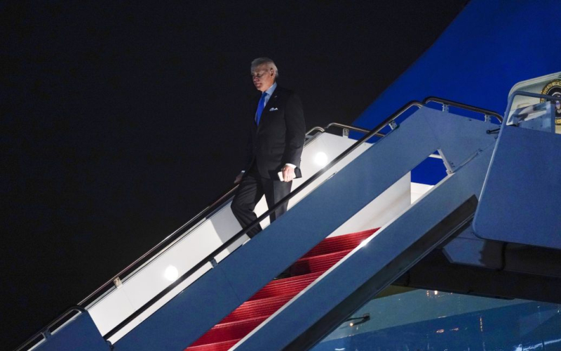 Biden tropezó mientras subía a un avión en Varsovia: qué pasó (video)