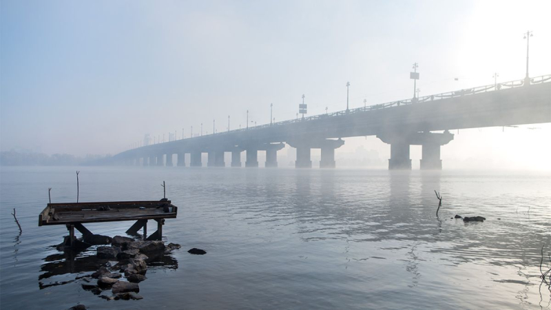 El tráfico a través del puente Paton es difícil en Kiev