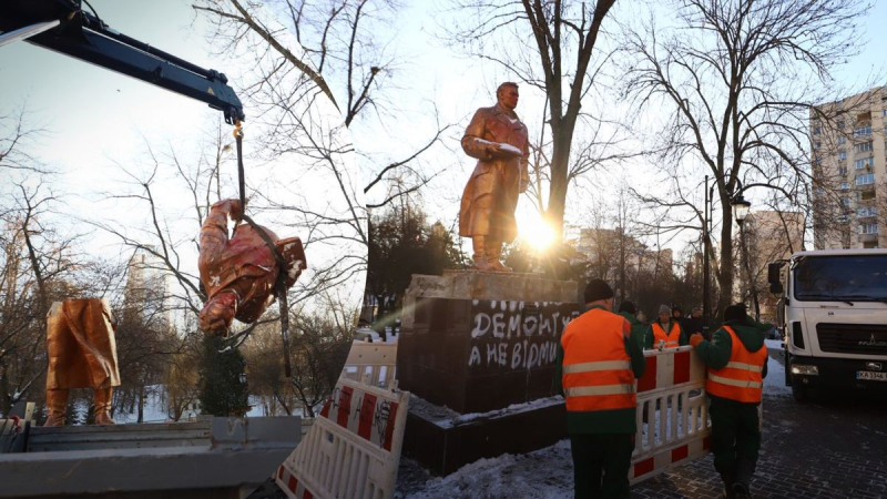 Preparar Vatutin: el monumento al piloto soviético Chkalov fue desmantelado en Kyiv