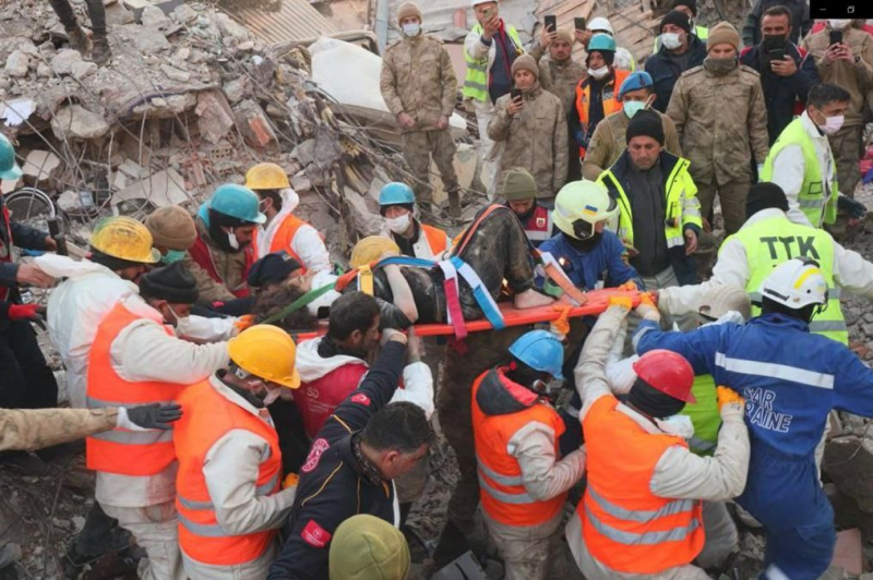 9 días bajo los escombros: rescatistas ucranianos contaron la historia de salvar a una mujer en Turquía