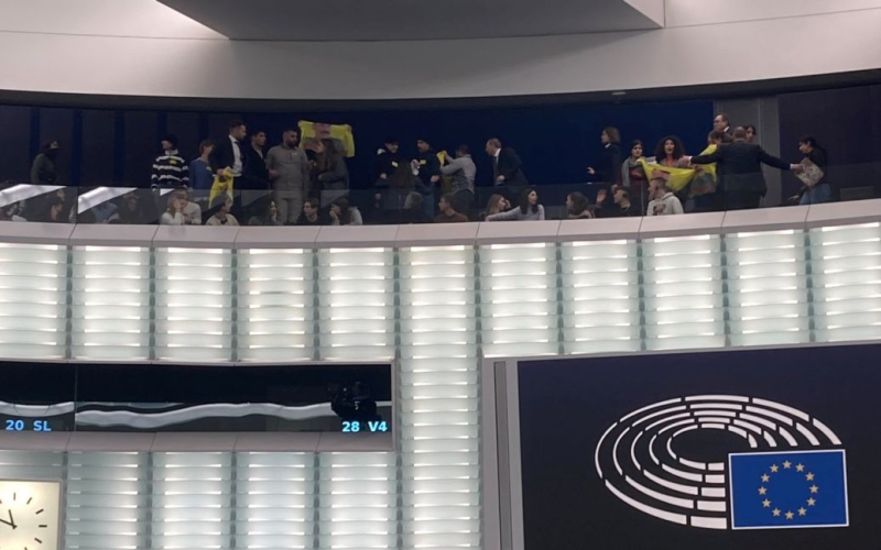 El Parlamento Europeo se levantó inmediatamente debido a un grupo de kurdos en la sala: video