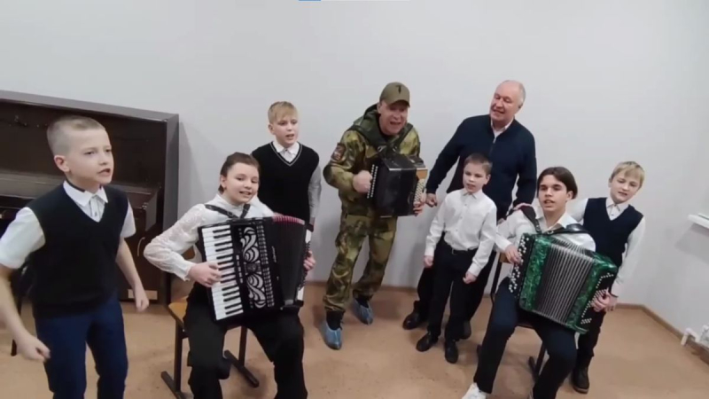 En Rusia, el alcalde obligó a los niños a cantar una canción sobre el 