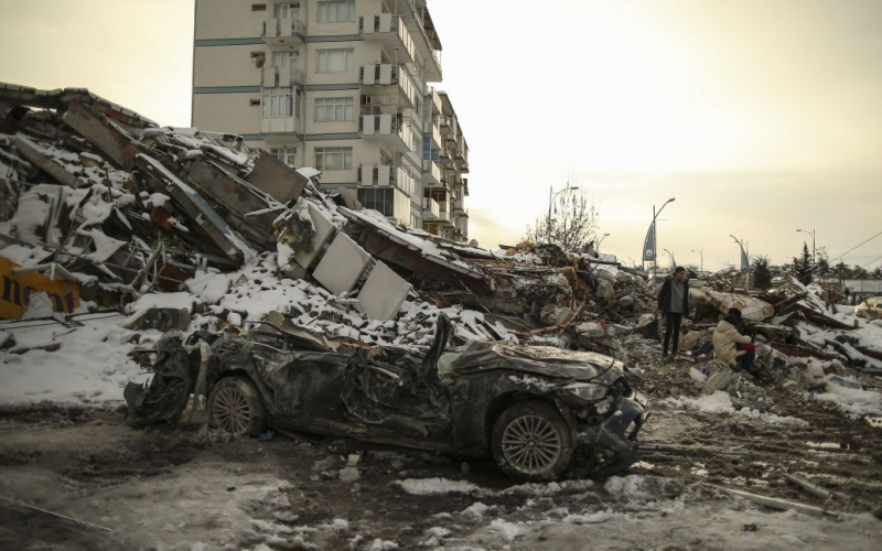 Dos ucranianos que se consideraban muertos fueron rescatados de las ruinas en Turquía: Embajador