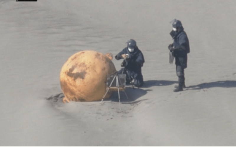 " ;Huevo de Godzilla: bola misteriosa encontrada en playa japonesa (Video) p>En la ciudad japonesa de Hamamatsu en la prefectura de Shizuoka, se encontró una bola de metal con un diámetro de un metro y medio en la playa de Enshyuhama.</p>
<p> Así lo informó Daiichi TV.</p>
<p>La policía restringió el acceso al lugar. Los expertos que llegaron al lugar comenzaron a estudiar la bola y se enviaron fotografías del objeto a los expertos de las Fuerzas de Autodefensa de Japón y la Guardia Costera.</p>
<p>La bola de metal encontrada en la playa probablemente sea hecho de hierro, ya que está cubierto de óxido. El objeto tiene un voladizo que se puede usar para anclar.</p>
<p><iframe class=
