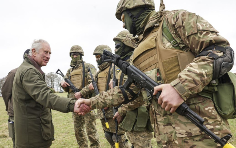 El rey Carlos III visitó el entrenamiento del ejército ucraniano en Gran Bretaña (foto, video)