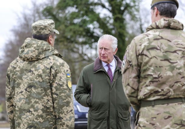  El rey Carlos III visitó el entrenamiento del ejército ucraniano en Gran Bretaña (foto, video)