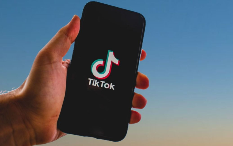 El parlamento danés pidió /></p>
<p><strong>Se envió un correo electrónico al personal del Parlamento danés instándolos a eliminar TikTok.</strong></p>
<p>El Parlamento danés el martes 28 de febrero , instó a los legisladores y empleados a no usar la aplicación <strong>TikTok</strong> en los teléfonos del trabajo como medida de ciberseguridad, diciendo que “existe un riesgo de espionaje”.</p>
<p>Informes de Associated Press.</p>
<p>Según AP, la popular aplicación china para compartir videos enfrenta un mayor escrutinio de seguridad y privacidad de datos por parte de Europa y Estados Unidos en medio de preocupaciones de que TikTok podría usarse para promover vistas pro-Beijing o recopilar información de los usuarios.</p>
<p> < p>La Asamblea actuó después de una evaluación del Centro de Ciberseguridad de Dinamarca, que declaró sobre la existencia del riesgo de espionaje. La agencia forma parte del servicio de inteligencia exterior danés.</p>
<p>Todavía no se sabe exactamente cuántos legisladores daneses han instalado TikTok. En los últimos días, varios políticos han anunciado públicamente que han eliminado la aplicación de su teléfono de trabajo por razones de ciberseguridad.</p>
<p>A principios de este mes, los ejecutivos de la Unión Europea dijeron que prohibirían temporalmente TikTok en los teléfonos utilizados por los empleados como medir la ciberseguridad.</p>
<p>Recuerde que <strong>en Canadá, los empleados del gobierno también tenían prohibido usar la red social TikTok en dispositivos de trabajo</strong>. El gobierno del país considera que esto es un riesgo para la privacidad y la seguridad.</p>
<h4>Temas relacionados:</h4>
<!-- AddThis Advanced Settings above via filter on the_content --><!-- AddThis Advanced Settings below via filter on the_content --><!-- AddThis Advanced Settings generic via filter on the_content --><!-- AddThis Related Posts below via filter on the_content --><div class=