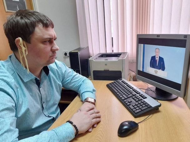  El parlamentario ruso escuchó el mensaje de Putin con pasta en las orejas (foto, video)