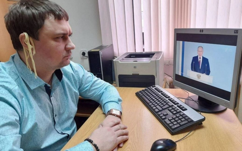 El diputado ruso escuchó el mensaje de Putin con pasta en las orejas (foto, video)