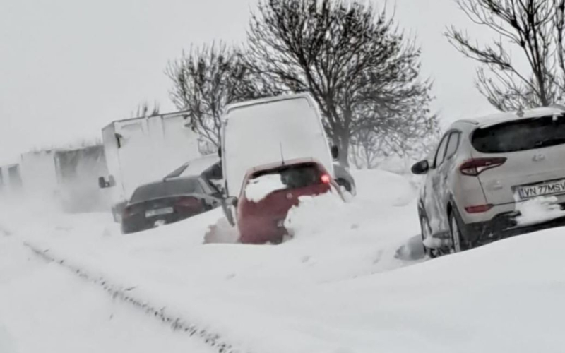 Rumanía cubierto por una fuerte nevada – miles de consumidores se quedaron sin electricidad