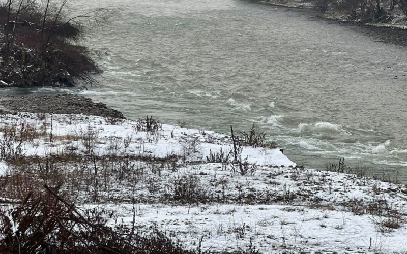 Los guardias fronterizos rumanos encontraron a un ucraniano inconsciente en las orillas del río Tisza; el hombre murió