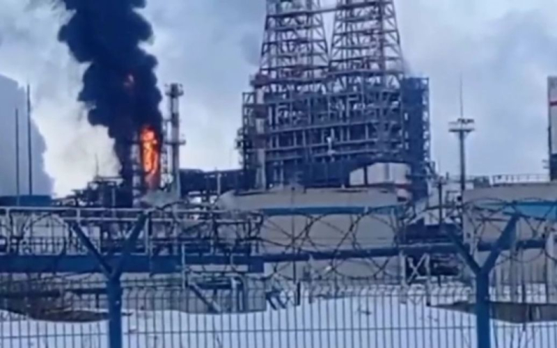 Así arde el petróleo de Putin: se incendió una gran refinería de petróleo en Rusia (vídeo)
